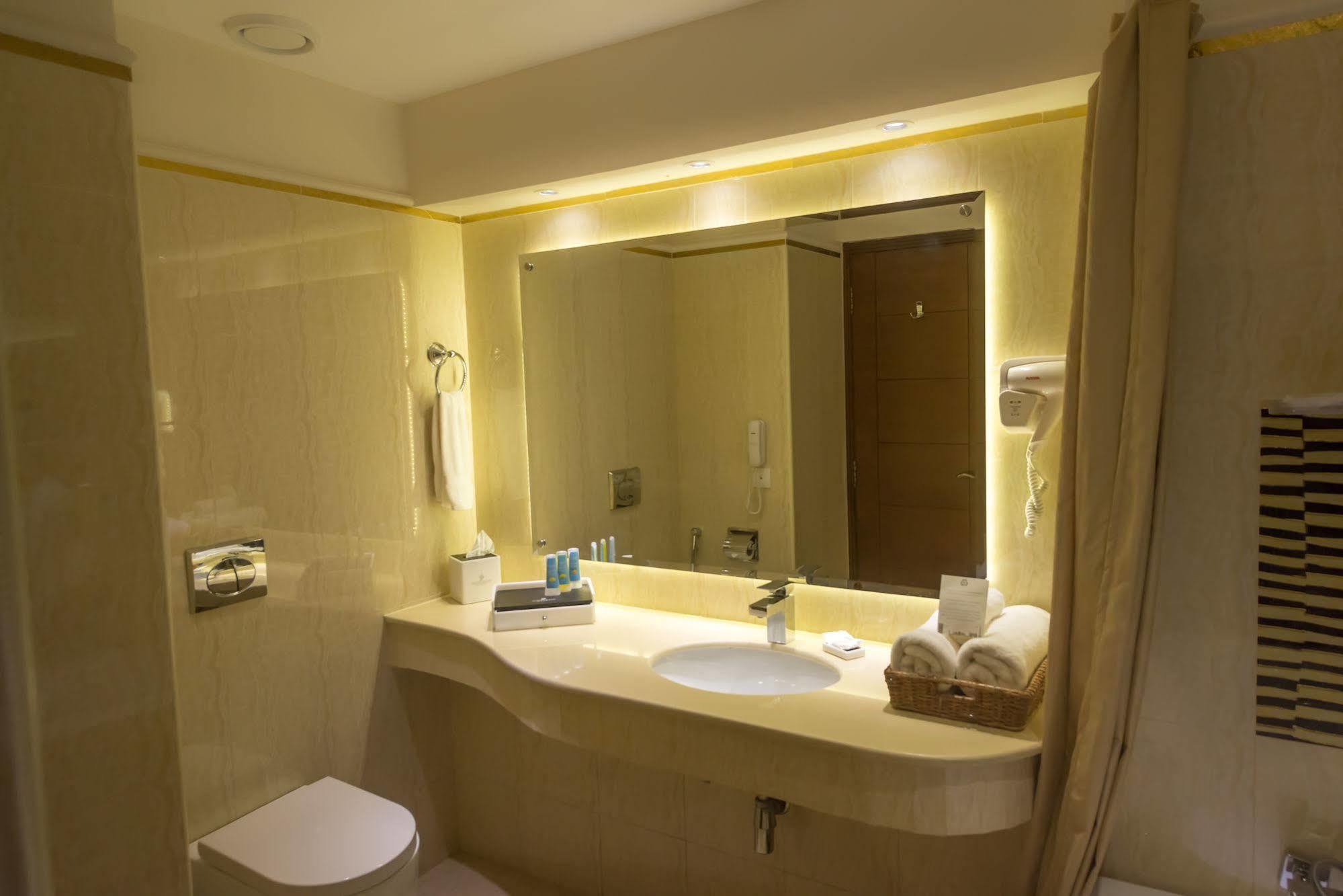 Luxus Grand Hotel Lahore Exteriör bild Bathroom in a hotel