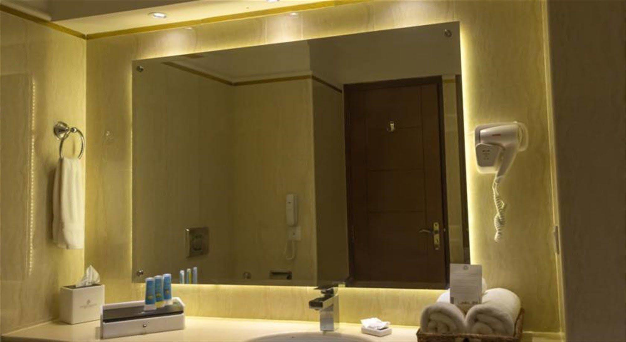 Luxus Grand Hotel Lahore Exteriör bild
